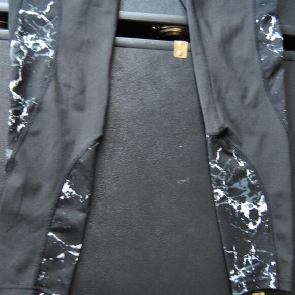 Pop Fit Small Black White & Gray Design Legging w/ Pockets - Picture 2 of 6